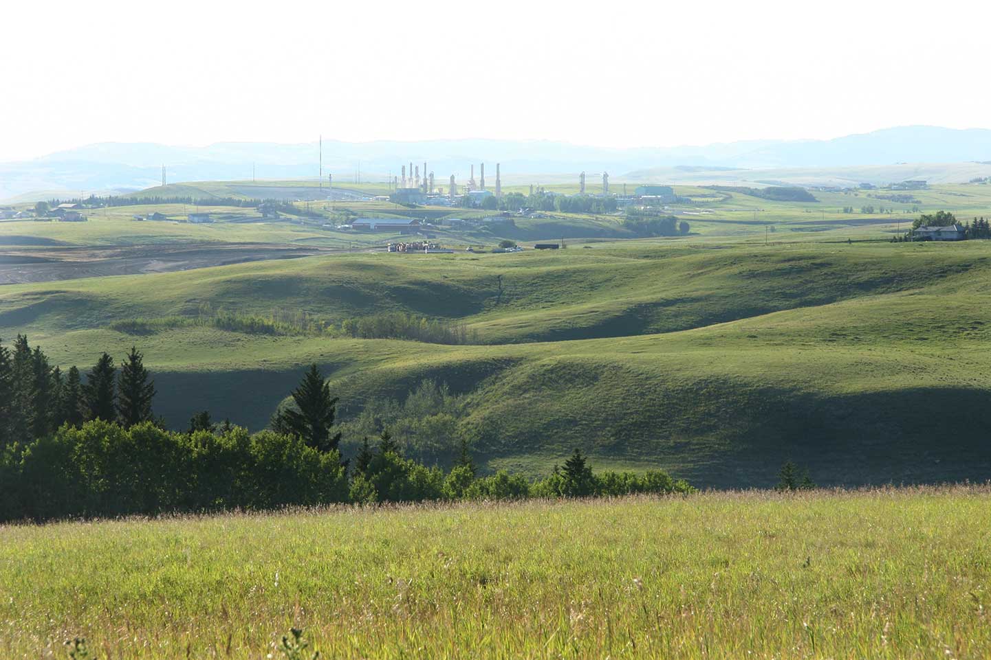 Paysage de campagne avec une usine en arrière plan