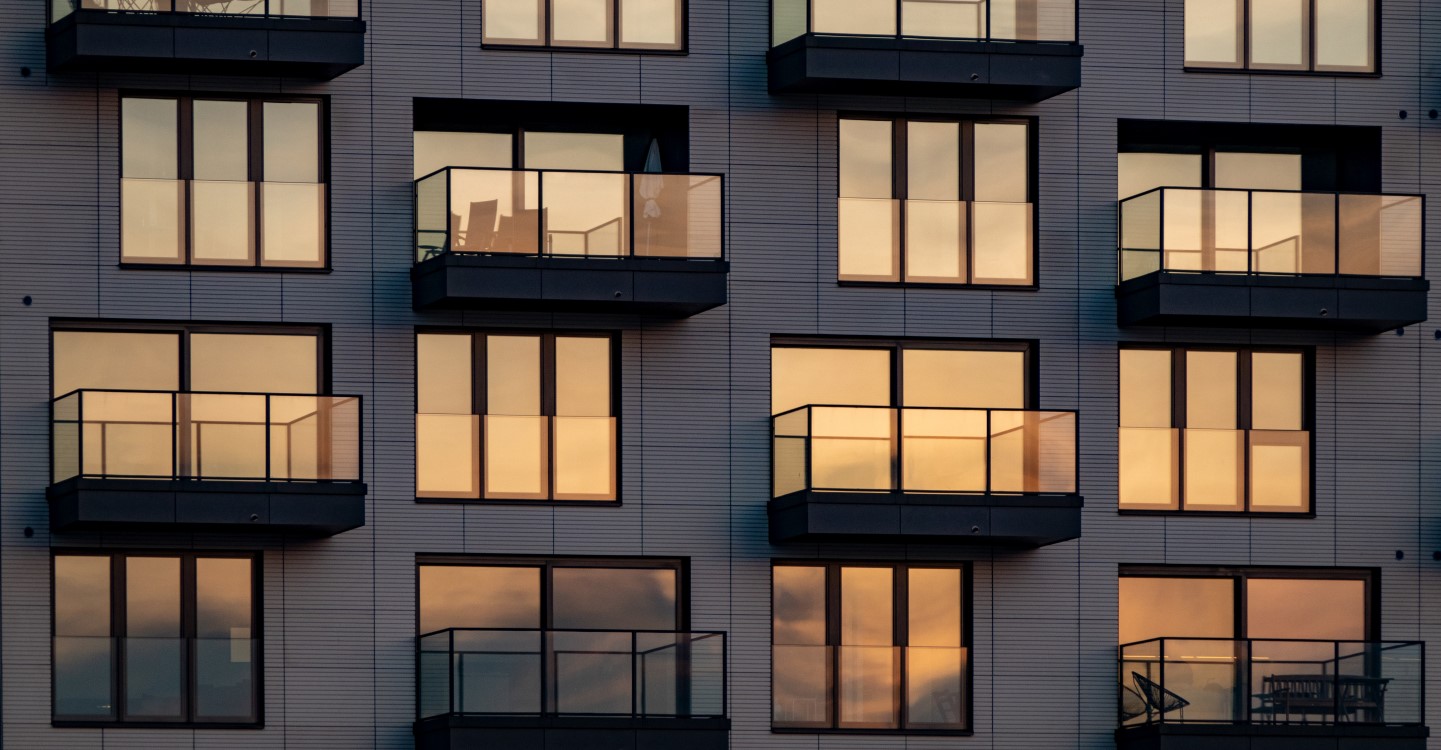 balcon moderne avec couché de soleil